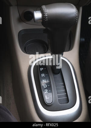 Schalthebel des Automatikgetriebes closeup. selektive Fokus auf fahrmodi. Low Key Image Stockfoto