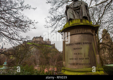 Das Edinburgh Castle und die Statue von Sir James Young Simpson, Edinburgh, Schottland Stockfoto