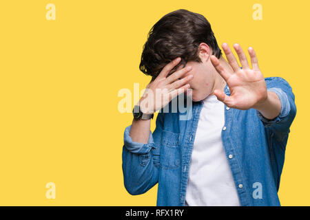 Junger stattlicher Mann mit Brille über isolierte Hintergrund die Augen mit der Hand und dem Tun stoppen Geste mit traurigen und Angst Ausdruck. Verlegen Stockfoto