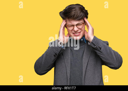 Junge schöne business Mann mit Brille über isolierte Hintergrund Kopfschmerzen leiden, verzweifelte und betonte, weil Schmerz und Migräne. Hände o Stockfoto