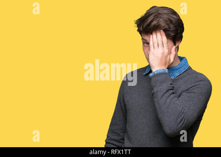 Junge schöne elegante Mann über isolierte Hintergrund Gähnen müde die halbe Gesicht, Augen und Mund mit der Hand. Gesicht weh tut in den Schmerz. Stockfoto