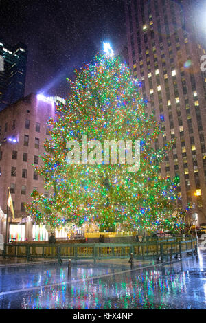 Die Beleuchtung des Rockefeller Center Christmas Tree signalisiert den Beginn der Weihnachtszeit in New York City. Stockfoto