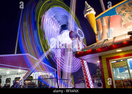 Eine Nacht im Karneval mit Spaß Fahrten und Konfekt. Stockfoto