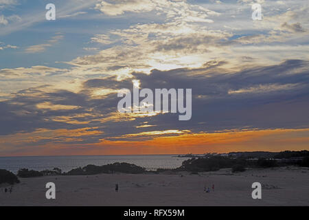 Sonnenuntergang über Albemarle Sound wie von nicht identifizierbaren Personen von Jockeys Ridge State Park in der Stadt Nags Head auf den Outer Banks von North Caro gesehen Stockfoto