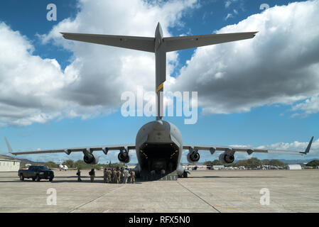 Ein Flight Crew lädt Fracht auf einem C-17 Globemaster III bis März Air Reserve Base unter Kalaeloa Airport, HI, Januar 25, 2019 zugewiesen, während der Übung Patriot Palm. Übung Patriot Palm ist eine gemeinsame-Übung von der Air Force Reserve, die Ersthelfer des Bundes, der Länder, der zu integrieren koordiniert, und die lokalen Agenturen und das Militär durch die Bereitstellung eines schnellen Antwort Ausbildung im Falle eines regionalen Not- oder Naturkatastrophen. (U.S. Air Force Foto von Tech. Sgt. Nicholas A. Priester) Stockfoto