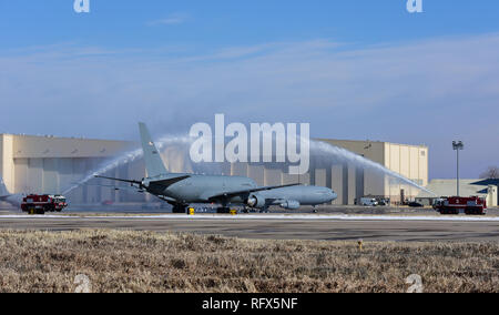 Löschfahrzeuge zur 22 Bauingenieur Geschwader zugewiesen, um ein Wasser durchführen - begrüssen, während die erste KC-46A Pegasus Taxis zum Hangar 1126 Jan. 25, 2019, McConnell Air Force Base, Kan. Betreuer abgeschleppt das Flugzeug an der Vorderseite eines Hangars während der KC-46 Ankunft Zeremonie vorgestellt werden. (U.S. Air Force Foto von Airman 1st Class Alan Ricker) Stockfoto