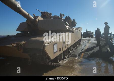 Us-Marines mit Brücke, 8 Techniker, 2. Marine Logistik Gruppe, und 2. Tank Battalion, 2nd Marine Division (MarDiv), die Bereitstellung von zwei M1A1 Abrams Panzer über den neuen Fluss auf eine verbesserte ribbon Bridge während einer Firma ebene Übung in Camp Lejeune, N.C., Jan 25, 2019. Brücke Unternehmen die Brücke mehr als ein Dutzend Panzer über den neuen Fluss zu transportieren die 2 MarDiv Einheit zu unterstützen. (U.S. Marine Corps Foto von Lance Cpl. Damion Luke jr.) Stockfoto