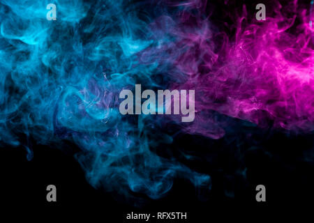Bunte Rosa und blauen Rauch auf einem schwarzen Hintergrund isoliert. Hintergrund aus dem Rauch von vape Stockfoto