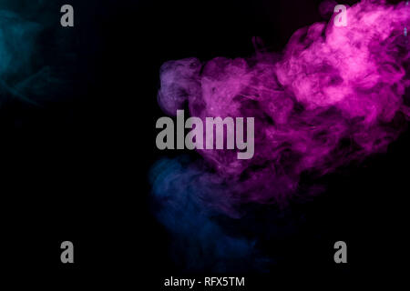 Bunte Rosa und blauen Rauch auf einem schwarzen Hintergrund isoliert. Hintergrund aus dem Rauch von vape Stockfoto