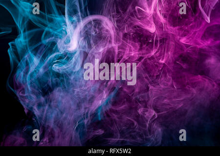 Rosa und Blaue Wolke von Rauch schwarz isoliert Hintergrund. Hintergrund aus dem Rauch von vape Stockfoto