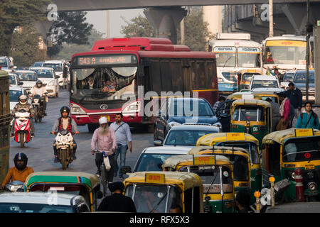 Verkehr außerhalb Dhaula Kuan U-Bahn Station in Neu Delhi, Indien Stockfoto