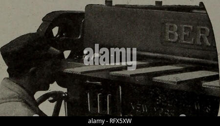 . Kanadische Forstindustrie 1911. Holzschlag; Wälder und Forstwirtschaft; Wald; Wald - zellstoffindustrie; Holz verarbeitenden Industrien. Kanada LUMBERMAN UND WOODWORKER Schleifen feine Möbel Lager erfordert ein Sander mit Anpassungen schnell und einfach gemacht, und alle Teile so einfach in der Konstruktion, die Sie halten im Pro-fect Ausrichtung nicht Experte Aufmerksamkeit erfordern. Jeder Teil hat für diese vereinfacht worden. Grund auf Berlin. Bitte beachten Sie, dass diese Bilder aus gescannten Seite Bilder, die digital für die Lesbarkeit verbessert haben mögen - Färbung und das Aussehen von extrahiert werden Stockfoto