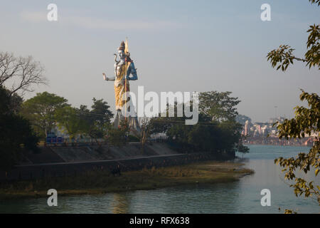 Giant Lord Shiva Statue am Ufer des Ganges Haridwar, Indien Stockfoto