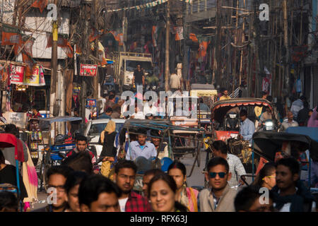 Belebte Einkaufsstraße in Haridwar, Uttarakhand, Indien Stockfoto