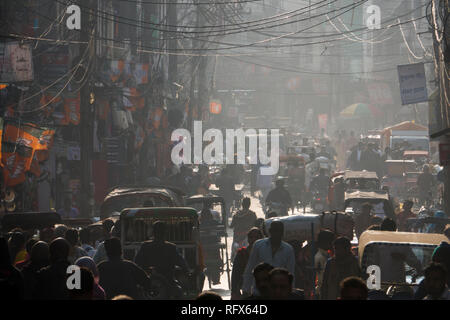Belebte Einkaufsstraße in Haridwar, Uttarakhand, Indien Stockfoto