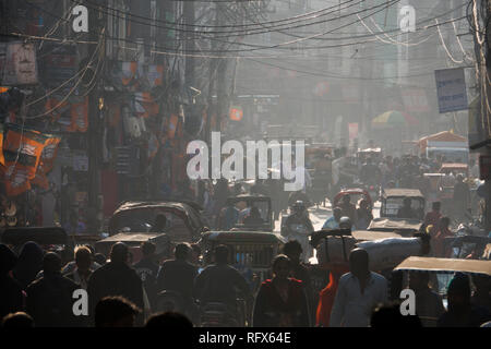 Belebte Einkaufsstraße in Haridwar, Uttarakhand, Indien Stockfoto