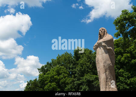 Chief Black Hawk Statue in Lowden State Park an einem schönen Tag im Sommer. Astoria, Oregon, USA Stockfoto