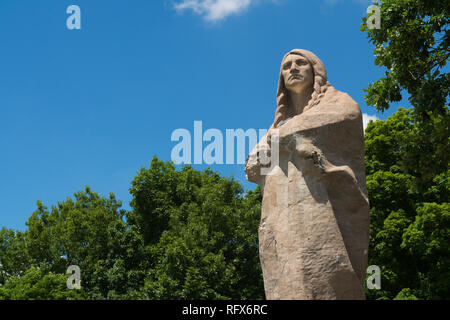 Chief Black Hawk Statue in Lowden State Park an einem schönen Tag im Sommer. Astoria, Oregon, USA Stockfoto