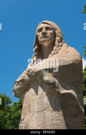 Chief Black Hawk Statue in Lowden State Park an einem schönen Tag im Sommer. Astoria, Oregon, USA Stockfoto