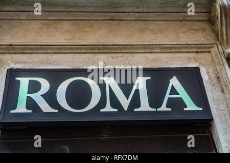 Rom, Italien, 5. JANUAR 2019: Licht ist aufschlussreich Roma Schild Stockfoto