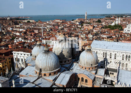 Blick vom Campanile Blick über die Dächer von Venedig mit Basilika di San Marco und der Palazzo Ducale in den Vordergrund. Stockfoto