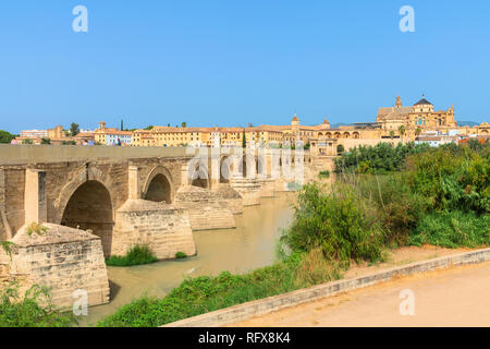 Puente Romano (Römische Brücke) entlang des Guadalquivir-Flusses mit Mezquita Kathedrale im Hintergrund, Cordoba, UNESCO-Weltkulturerbe, Andalusien, Spanien Stockfoto