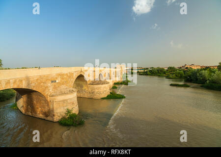 Puente Romano (Römische Brücke) entlang des Guadalquivir-Flusses bei Sonnenuntergang, Cordoba, UNESCO-Weltkulturerbe, Andalusien, Spanien, Europa Stockfoto