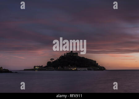 Die schönen und romantischen St. Michaels mount in der Dämmerung unter einer wunderschönen roten Himmel Marazion Cornwall UK Europa Stockfoto