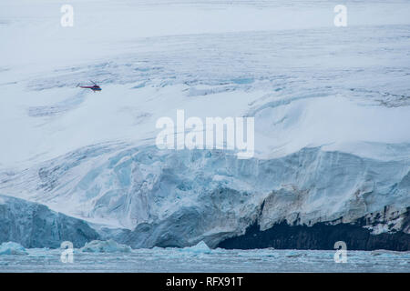 Hubschrauber fliegen über den riesigen icefield von Alexandra Land, Franz Josef Land Archipel, Arkhangelsk, Arktis, Rußland, Europa Stockfoto