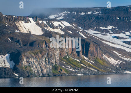 Grünen Klippe im Gletscher bedeckte Berge von Franz Josef Land Archipel, Arkhangelsk, Arktis, Rußland, Europa Stockfoto