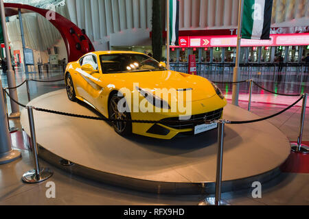 ABU DHABI, VEREINIGTE ARABISCHE EMIRATE - Dezember 5, 2016: Ferrari World auf Yas Island in Abu Dhabi. Ferrari World ist der größte Indoor Unterhaltungspark in Th Stockfoto