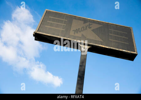 Über Kmart logo Zeichen außerhalb eines geschlossenen Store in Woodbridge, Virginia, lackiert am 21. Januar 2019. Stockfoto