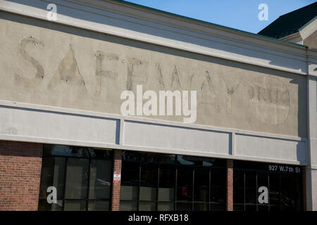 Die Umrisse einer logo Zeichen außerhalb eines verlassenen Safeway Supermarkt Lage in Frederick, Maryland, am 22. Januar 2019. Stockfoto