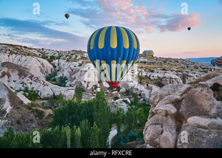 Ein ganz normaler Tag in Kappadokien mit Ballons, Türkei Stockfoto