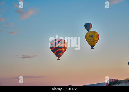 Ein ganz normaler Tag in Kappadokien mit Ballons, Türkei Stockfoto