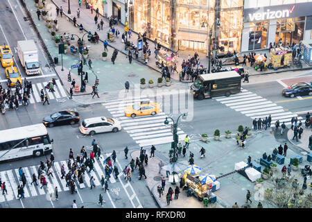 New York City, USA, 6. April 2018: Die hohen Winkel Luftaufnahme von Gebäude in New York Herald Square in Midtown mit busy Menschenmenge überqueren Zebrastreifen und V Stockfoto