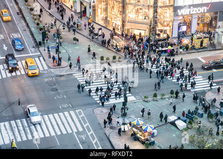 New York City, USA, 6. April 2018: Die hohen Winkel Luftaufnahme von Gebäude in New York Herald Square in Midtown mit Masse Masse von Menschen überqueren Zebrastreifen und V Stockfoto