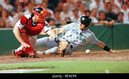 Die späten Wurf Catcher Jason Varitek ERHÄLT DEN 10. Durchlauf gezählt DURCH TEUFELSROCHEN PINCH HITTER AARON LEDESMA IM 8. INNING Spiel der Red Sox VS TEUFELSROCHEN am Fenway Park in Boston, MA USA Juli 2, 1999 Foto von BILL BELKNAP Stockfoto