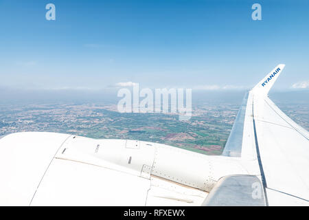 Ciampino, Italien - 6 September, 2018: Antenne Hohe Betrachtungswinkel auf Ryanair Flugzeugflügel und Motor aus dem Fenster auf Rom Vororten Häuser und Haze und Verschmutzung Stockfoto