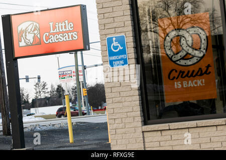 Ein logo Zeichen außerhalb einer Little Caesars Restaurant Lage in Chambersburg, Pennsylvania am 25. Januar 2019. Stockfoto