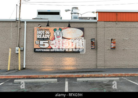 Ein logo Zeichen außerhalb einer Little Caesars Restaurant Lage in Chambersburg, Pennsylvania am 25. Januar 2019. Stockfoto