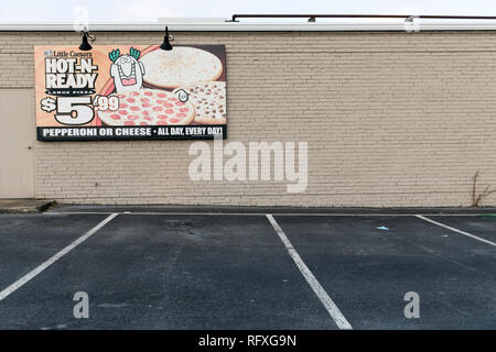 Ein logo Zeichen außerhalb einer Little Caesars Restaurant Lage in Chambersburg, Pennsylvania am 25. Januar 2019. Stockfoto