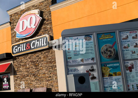 Ein logo Zeichen außerhalb einer Dairy Queen fast food Restaurant Lage in Chambersburg, Pennsylvania am 25. Januar 2019. Stockfoto