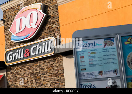 Ein logo Zeichen außerhalb einer Dairy Queen fast food Restaurant Lage in Chambersburg, Pennsylvania am 25. Januar 2019. Stockfoto