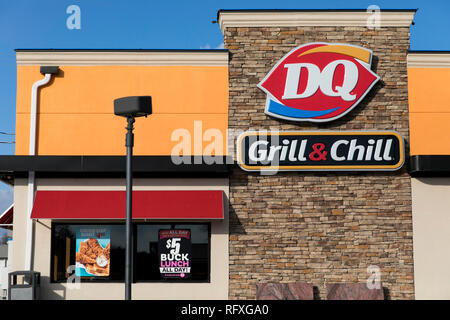 Ein logo Zeichen außerhalb einer Dairy Queen fast food Restaurant Lage in Chambersburg, Pennsylvania am 25. Januar 2019. Stockfoto