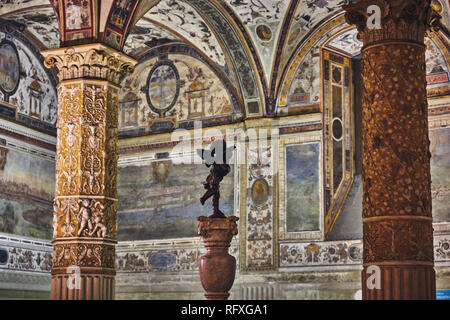 Statue und dekorierte Wände des Palazzo Vecchio, Florenz, Italien Stockfoto