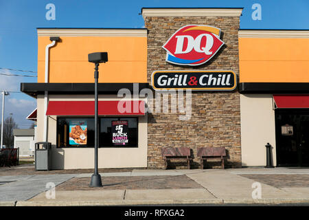 Ein logo Zeichen außerhalb einer Dairy Queen fast food Restaurant Lage in Chambersburg, Pennsylvania am 25. Januar 2019. Stockfoto