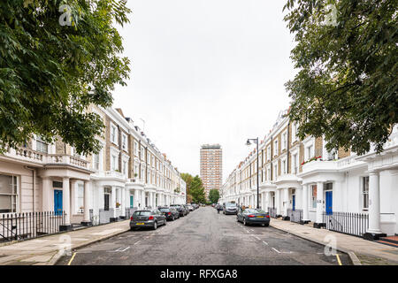 London, Großbritannien - 12 September 2018: Weitwinkelaufnahme der Nachbarschaft Stadtteil Pimlico leere Straße Gasse mit historischer Architektur und niemand Stockfoto