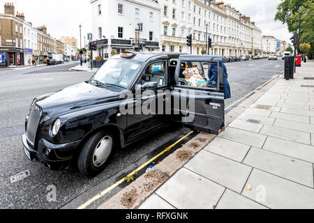 London, Großbritannien - 12 September 2018: Pimlico oder Victoria Street Straße mit historischer Architektur und die Menschen in schwarzen Taxi erhalten Stockfoto