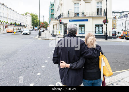 London, Großbritannien - 12 September 2018: Romantisches Paar Umarmung stehen in der Nachbarschaft Stadtteil Pimlico Victoria street Gasse mit historischen architectu Stockfoto